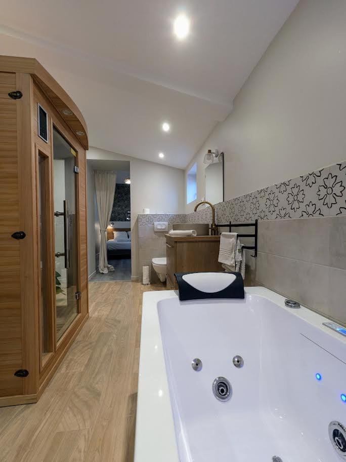 Le Boheme, Sauna & Spa Riorges Εξωτερικό φωτογραφία